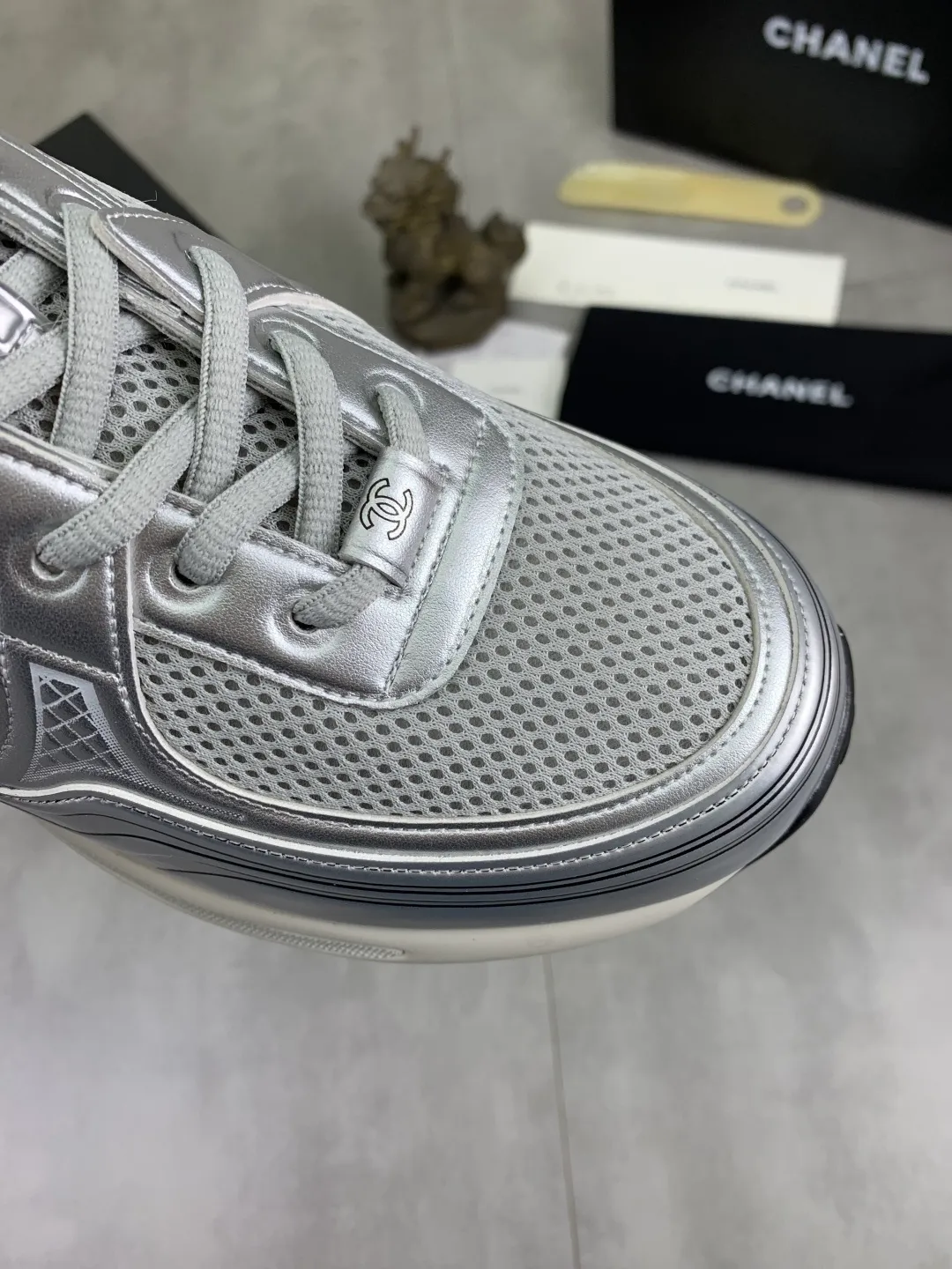 Men's Men's Shoes P620 New Chanel Chanel 25K Silver Horn Golden Horn King Casual Sports Shoes Original purchase and development Made by Xiaoxiang C Home Another super popular item in the counter, loved by Internet celebrity bloggers and ladies, various praises on social platforms, super popular, textured, breathable and super spring and summer. Seeing this issue always arouses the inner desire of fashion among girls. The latest suede material, classic black and white color, full of fashionable feeling on the feet. Easy to take care of, exquisite packaging at the delivery counter🛍📦 ▪️Fabrics: Original customized imported cowhide + mesh ▪️Inner lining: Customized imported breathable mesh ▪️Sole: Original molded rubber foam material ▪️Sole thickness: 4.5CM ▪️Size: 38-44